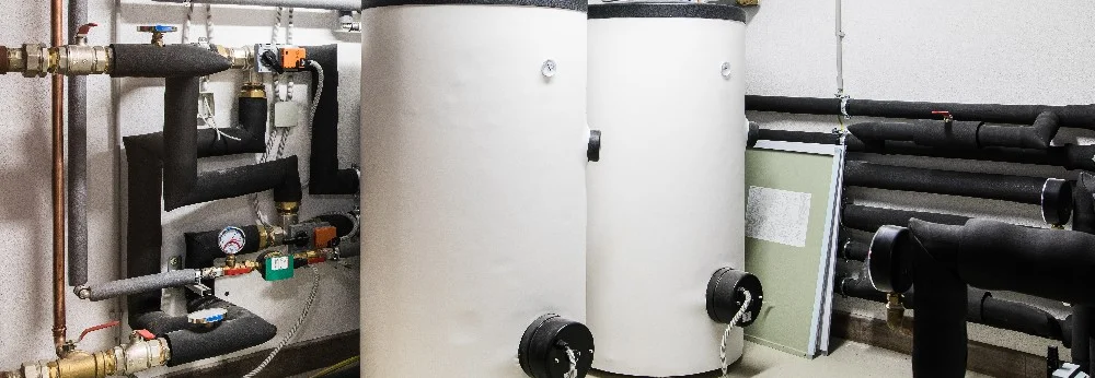 Zwei Boiler in einem Heizungskeller